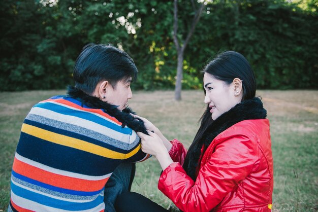 Une photo de couples asiatiques le jour de la saint-valentin sur un style vintage