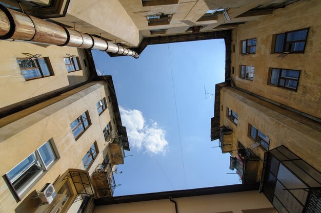 Photo de la cour où les maisons sont en forme de carré. Vue vers le ciel. Le pauvre vieux quartier de la ville.