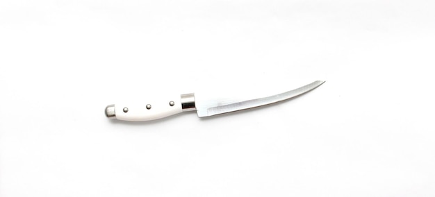 photo d'un couteau de cuisine en acier isolé sur fond blanc