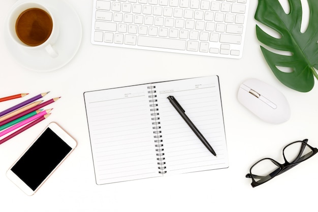 Photo de création à plat plat de lieu de travail moderne avec un ordinateur portable, fond vue de dessus ordinateur portable et espace de copie sur fond blanc, plan ci-dessus vue des ordinateurs sur fond blanc