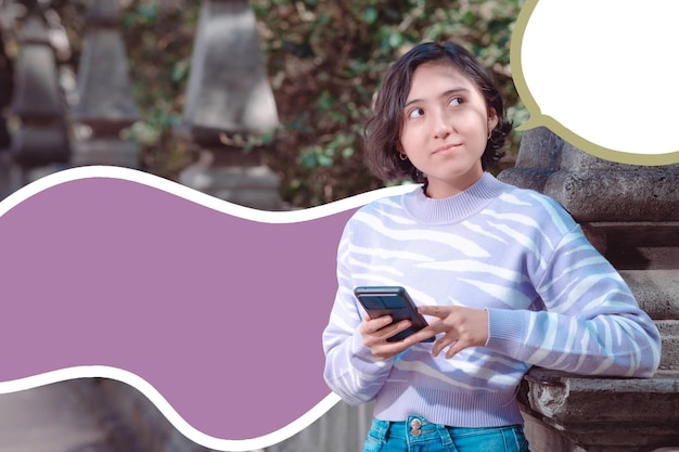 Photo photo créative une fille est debout et regarde son téléphone portable elle a une idée espace libre pour le texte