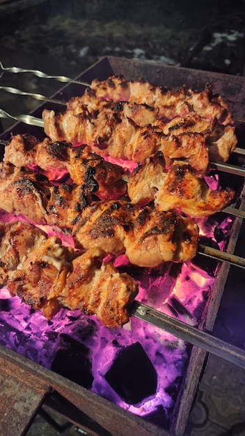 Photo photo de la cuisson des brochettes de viande sur le gril