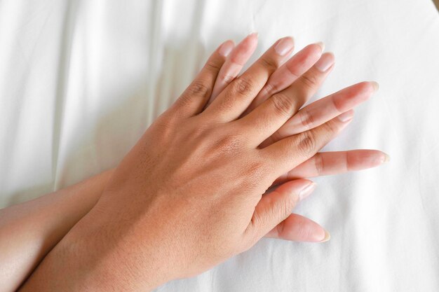Photo une photo d39un homme et les mains d39une femme ayant des relations sexuelles sur un lit font l39amour
