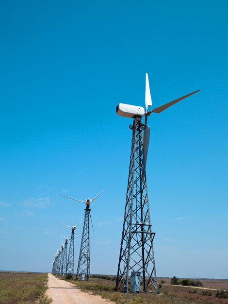 Photo dans la nature d'une grande éolienne produisant de l'électricité