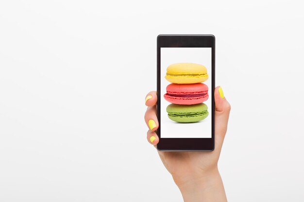 Photo dans un smartphone de macarons