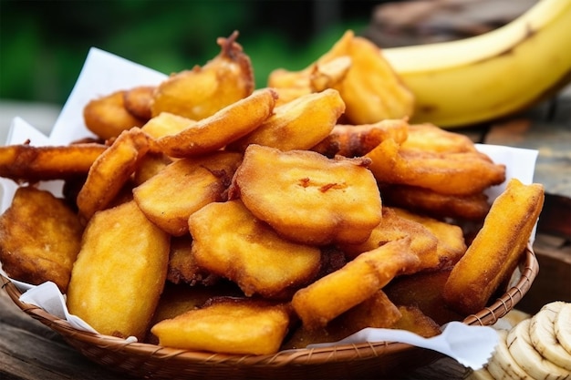 photo de délicieuses bananes frites sur un récipient