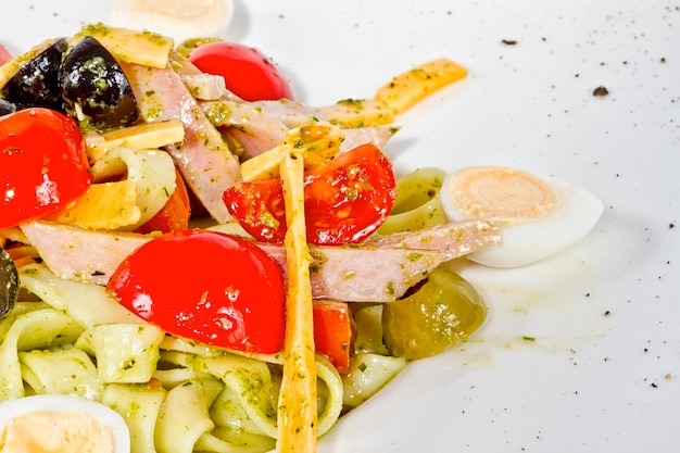 Photo de délicieuses pâtes tagliatelles au bacon et aux tomates