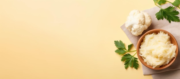 Photo d'un délicieux bol de purée de pommes de terre avec garniture de persil frais avec espace de copie