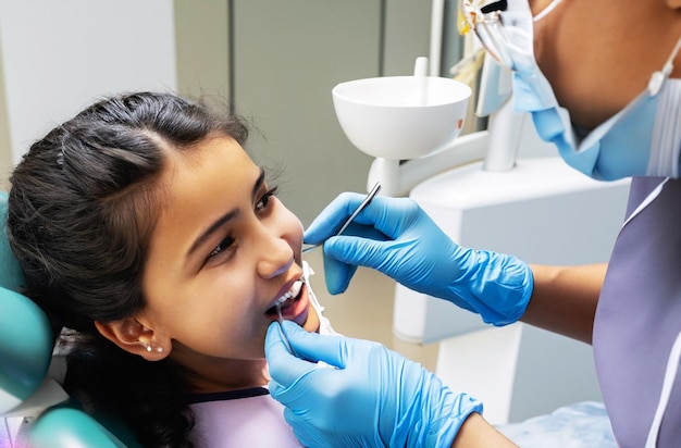 photo d'un dentiste réconfortant un jeune patient lors d'une visite chez le dentiste