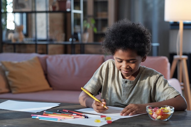 Photo de dessin d'écolier heureux avec des crayons