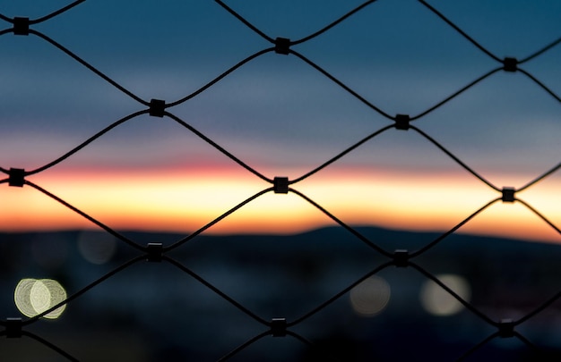 Une photo détaillée d'une clôture sur un ciel pittoresque