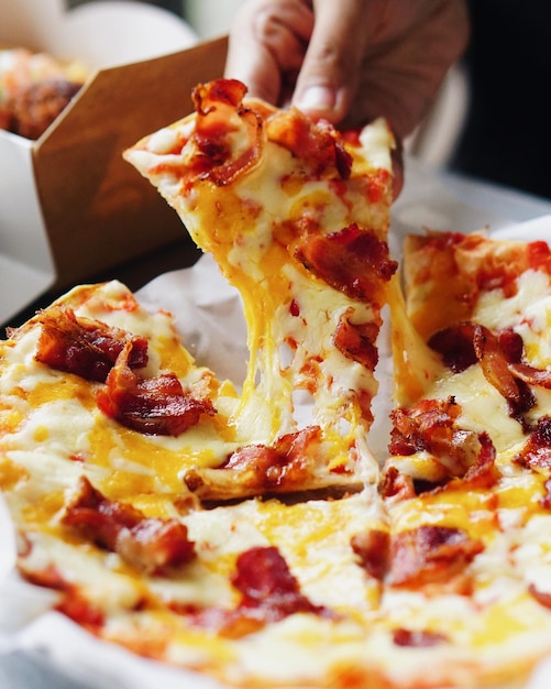 Une photo détaillée de la pizza.