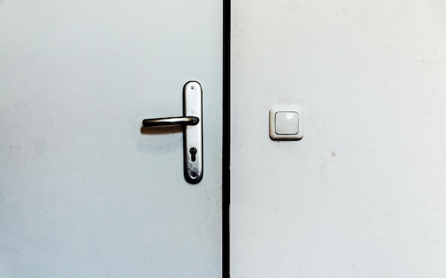 Une photo détaillée de la porte fermée.