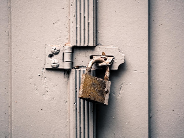Une photo détaillée d'une porte verrouillée.