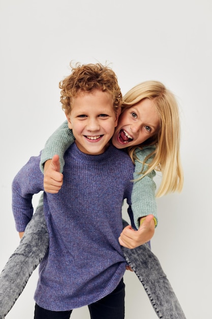 Photo de deux enfants gesticulent avec leurs mains ensemble fond isolé