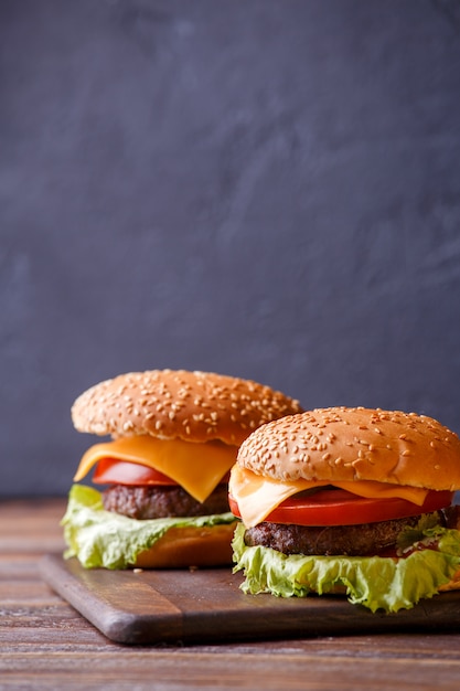 Photo de deux hamburgers sur une table en bois