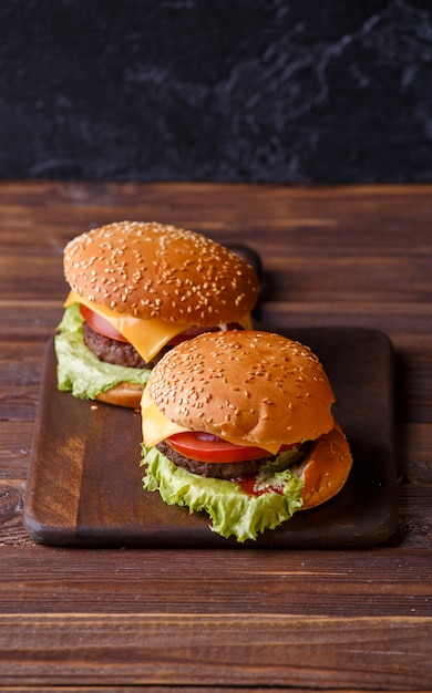 Photo sur deux hamburgers sur une table en bois