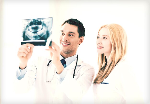 photo de deux médecins regardant une radiographie