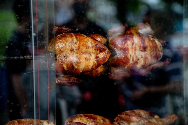 Photo de deux poulets grillés à la broche