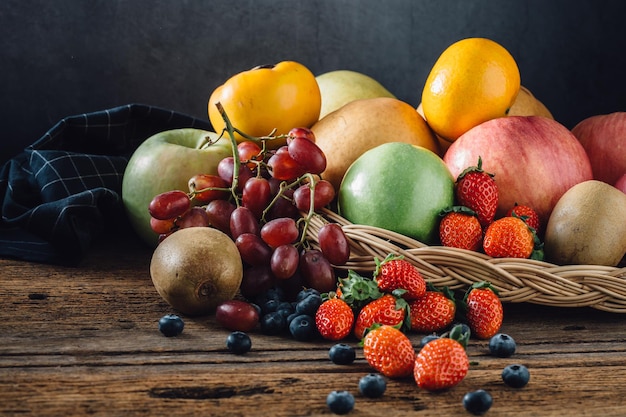 photo de divers fruits sur une table en bois