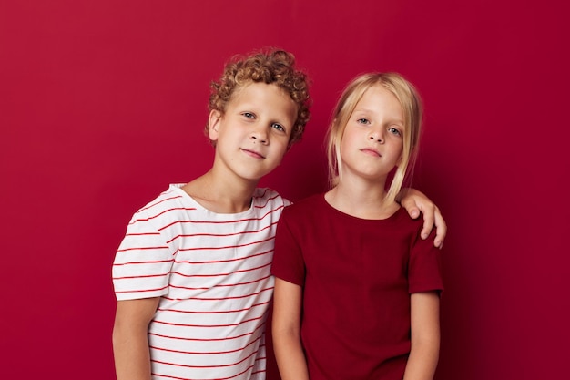 Photo de divertissement positif pour les garçons et les filles sur fond coloré