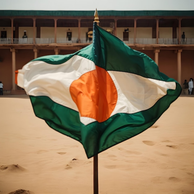 Photo d'un drapeau agitant sur un poteau sur le fond d'une plage de sable