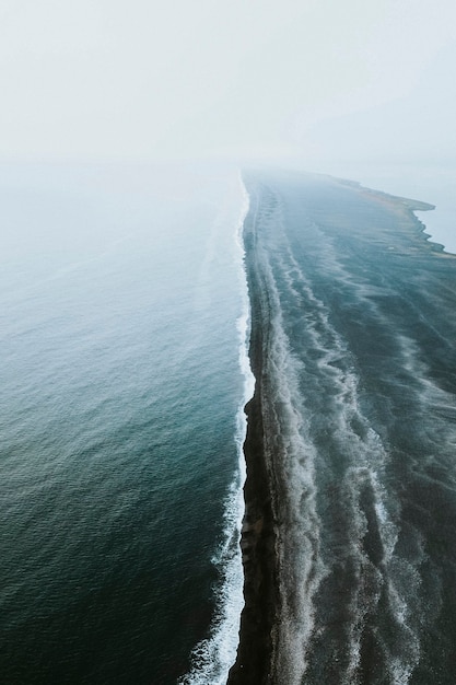 Photo de drone de la plage de sable noir de Reynisfjara en Islande