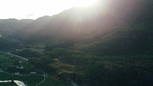 Photo de drone village norvégien sur la rive du fjord au pied des montagnes