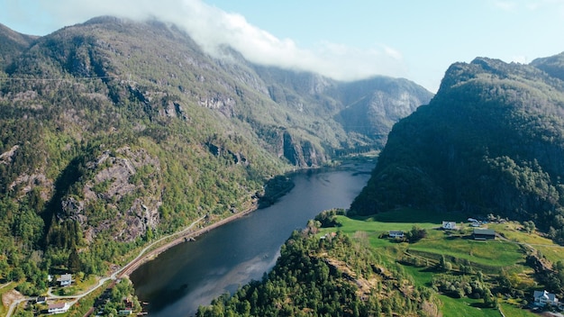 Photo de drone village norvégien sur la rive du fjord au pied des montagnes