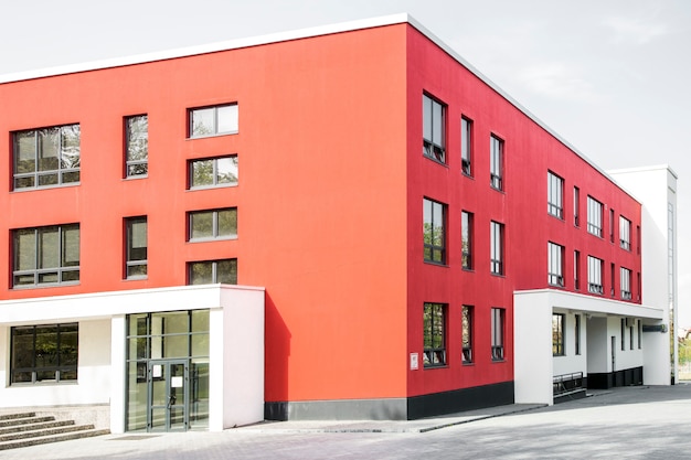 Photo du bâtiment rouge dans un style moderne