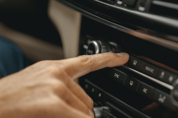 Photo du chauffage du tableau de bord des rétroviseurs et de la lunette arrière de la voiture