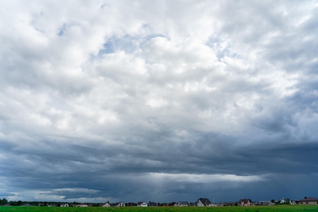 Photo du ciel bleu clair avec des nuages blancs au-dessus de la campagne