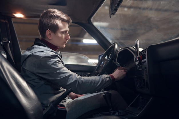 Photo du côté de l'homme assis dans la voiture