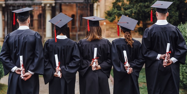 Photo du dos Groupe d'étudiants titulaires d'un diplôme