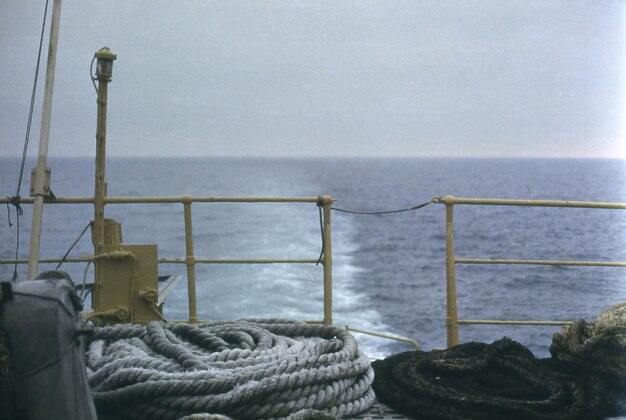 Une photo du film diapositive colorée vintage Le pont du navire et les cordes d'amarrage