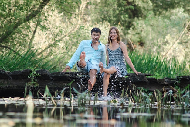 Une photo du gars avec la fille sur la nature