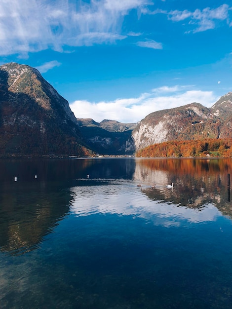 Photo du lac dans le paysage de montagnes en automne reflet de la silhouette des montagnes dans l'eau