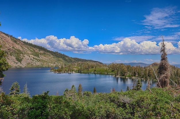 Photo photo du lac silver à eureka plumas forest dans le bassin des lacs en californie