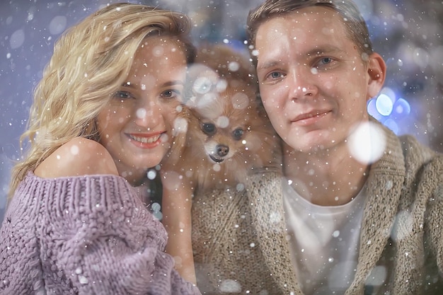 Photo du Nouvel An personnes / jeune homme et fille à l'intérieur de Noël, maison décorée confortable