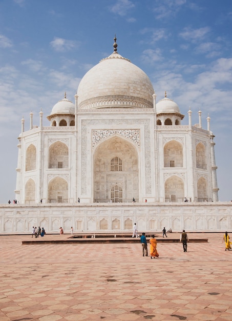 une photo du palais du taj mahal depuis l'arrière-cour