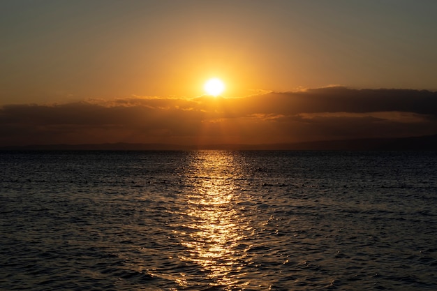 Photo du paysage. Coucher de soleil sur la mer. Repos du soir.