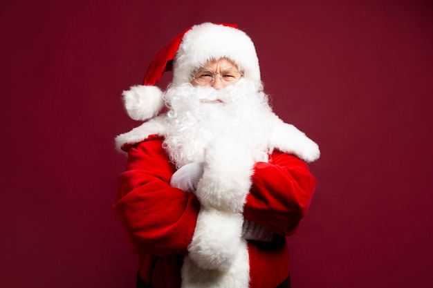 Photo du père Noël souriant heureux pose