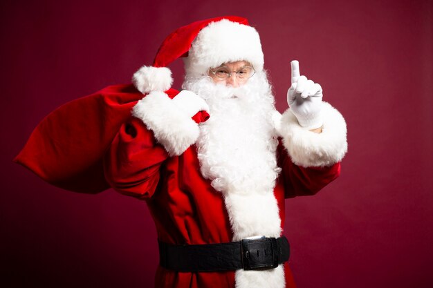 Photo du père Noël souriant heureux pose