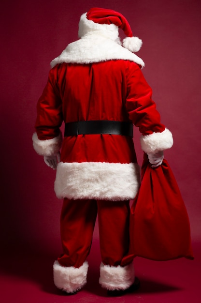 Photo du père Noël souriant heureux pose