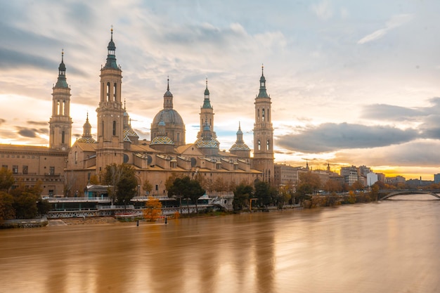 Photo du pont de pierre à côté de la Basilique De Nuestra SeÃƒÂƒÃ‚Â±ora del Pilar sur l'Èbre dans la ville de Saragosse au coucher du soleil, Aragon. Espagne