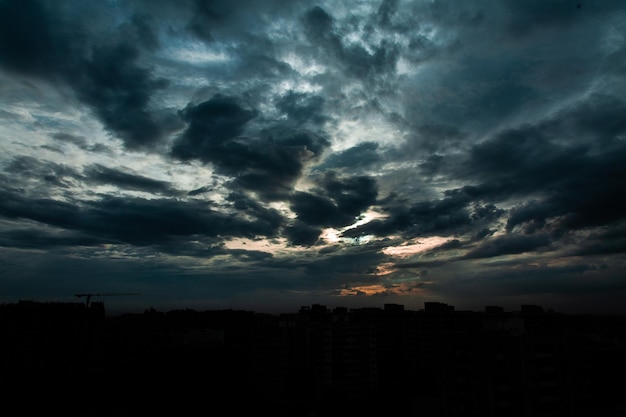 La photo du soir des nuages et du paysage céleste