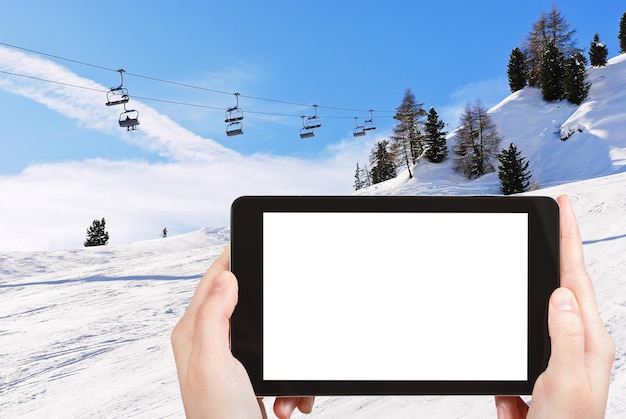 Photo du téléski et de la pente des montagnes des Dolomites