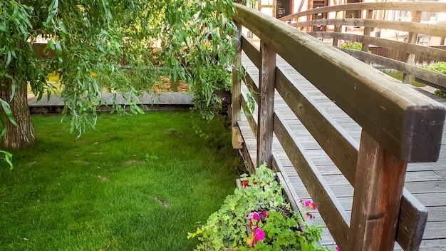 Photo du vieux pont en bois avec des pots de fleurs dans la vieille ville européenne