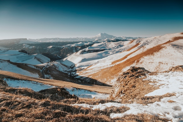 Photo photo d'elbrus de montagne de neige. côté ouest d'elbrus. voyage d'hiver.