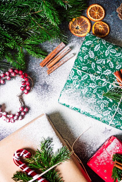 Photo photo d'emballage de cadeau de noël avec de la neige boîtes de nouvelle année avec décoration en papier vert rouge kraft